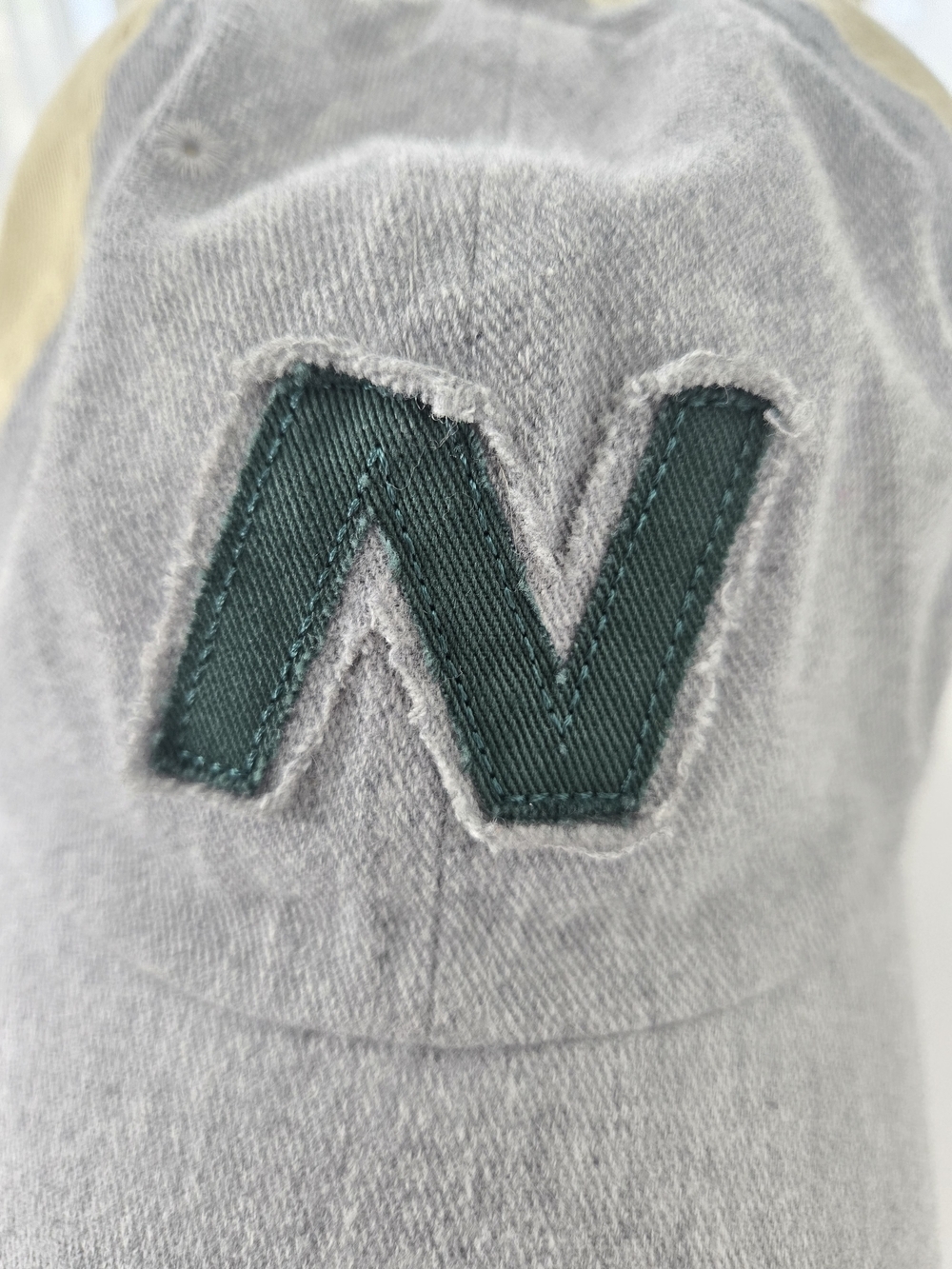New Balance Unisex Two-Tone Gray & Cream Baseball Cap with Green 'N' Patch - Picture 2 of 10